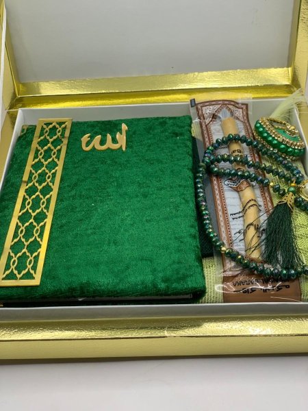 بكج قرءان مع سجادة صلاة ومسبحة عداد ومسبحة بسملة وسواك